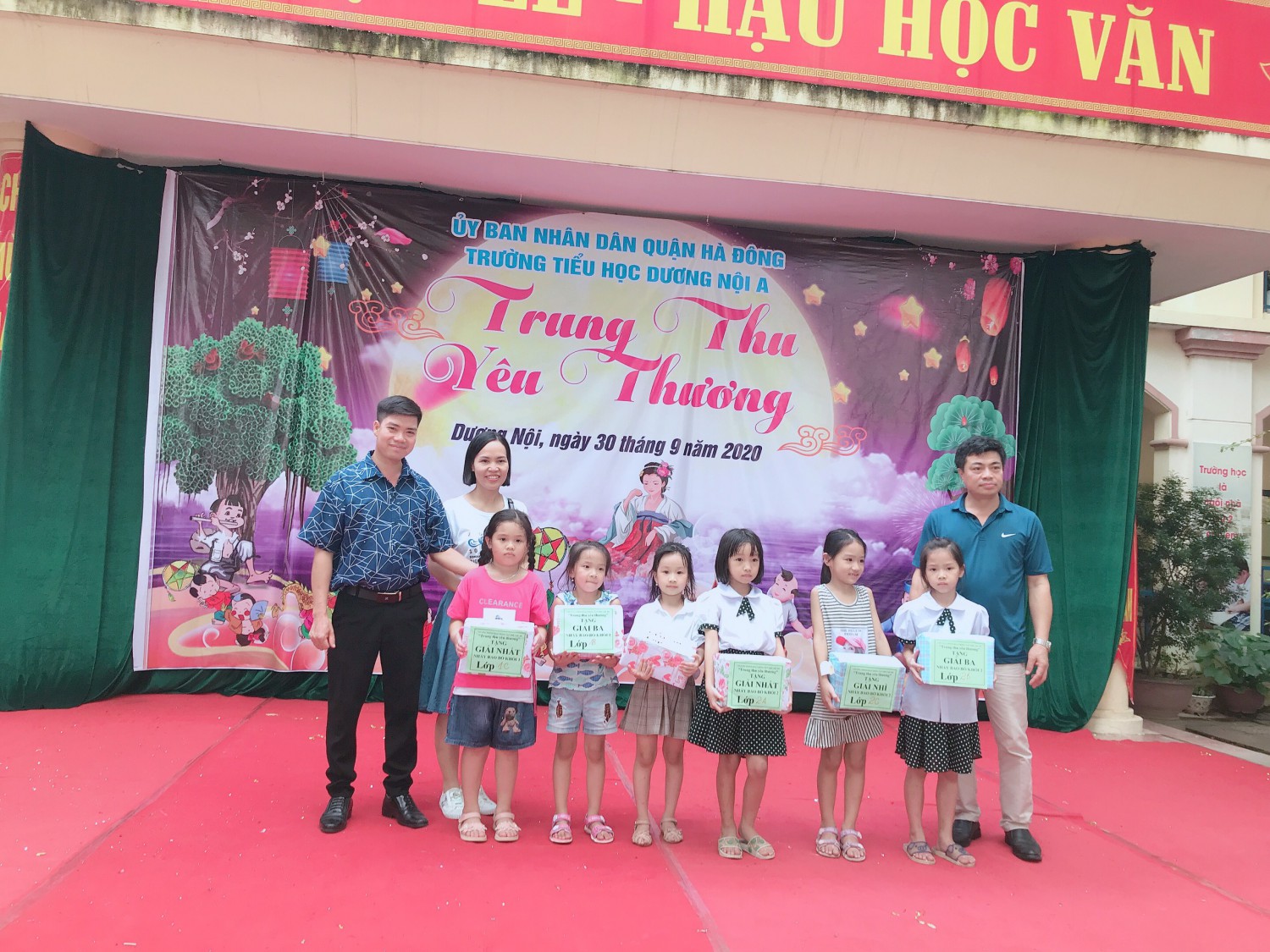 Le tra phan thuong cho cac lop dat giai
